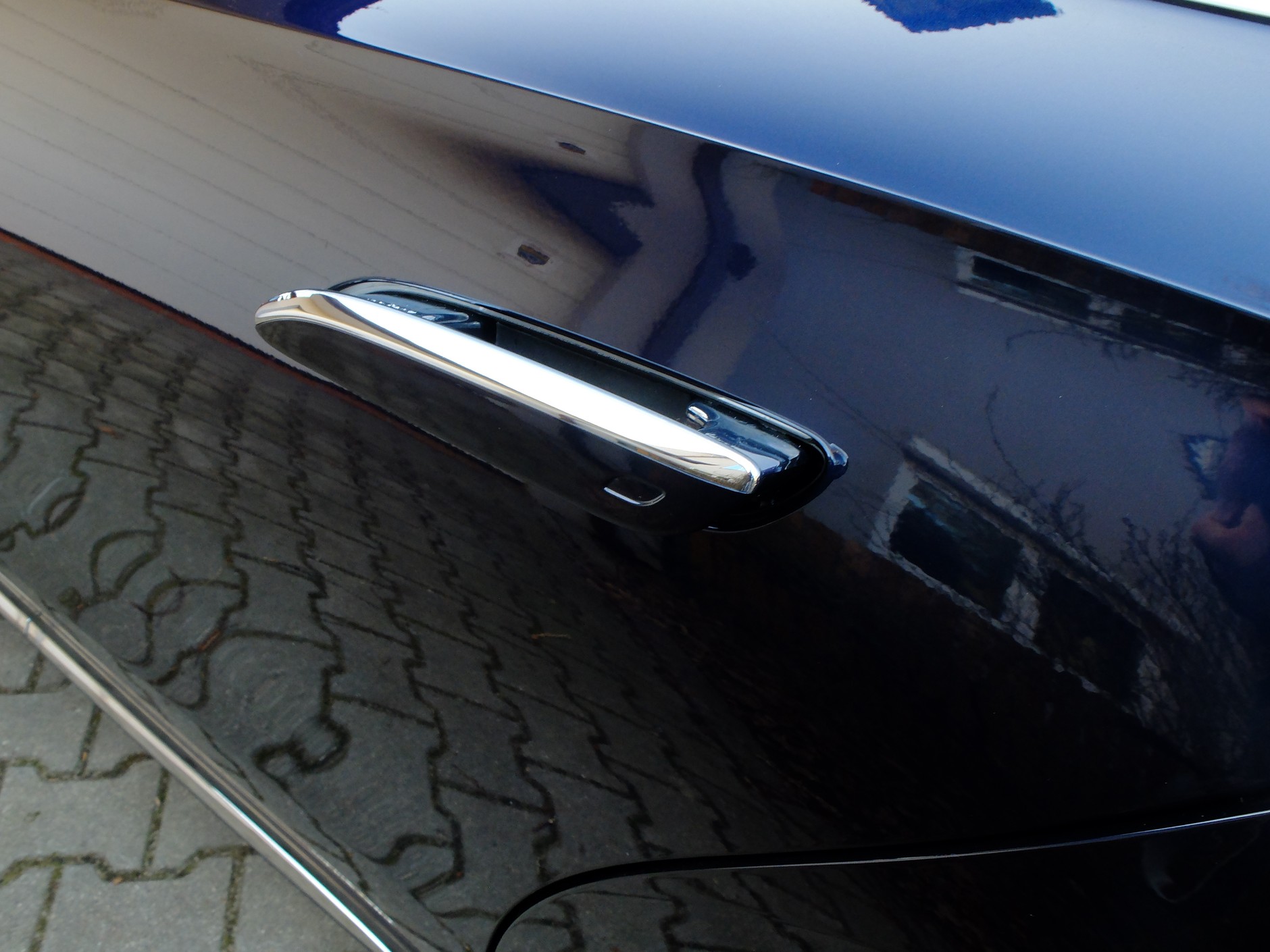 Mercedes E 300 e – chowane klamki