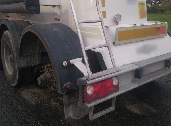 Przejechał tak 300 km, bo szef kazał. Naczepa typu silos z niebezpieczną usterką