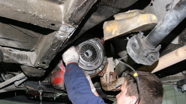 Jak tanio naprawić zużyte sprzęgło?