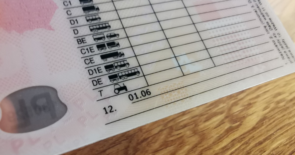 Prawo jazdy z ograniczeniem: kod 01.06 oznacza, że właściciel musi kierować w okularach albo soczewkach kontaktowych