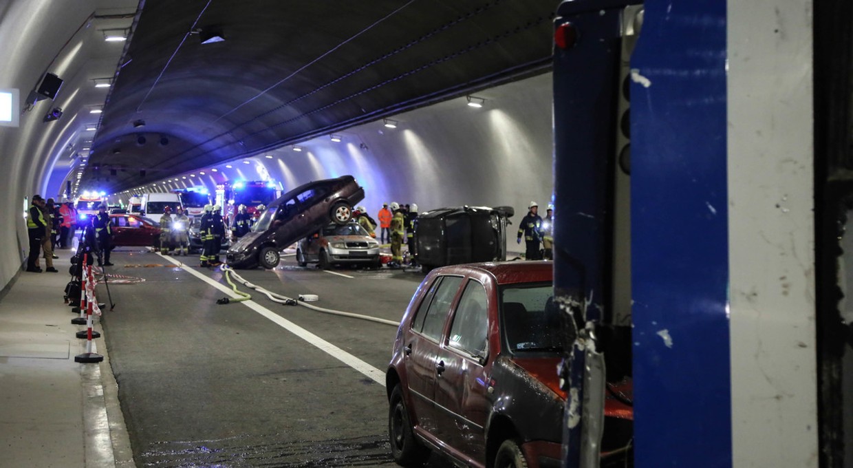 Zniszczone auta i ranni. Tak ćwiczyły służby w tunelu na Zakopiance. Otwarcie być może już w sobotę