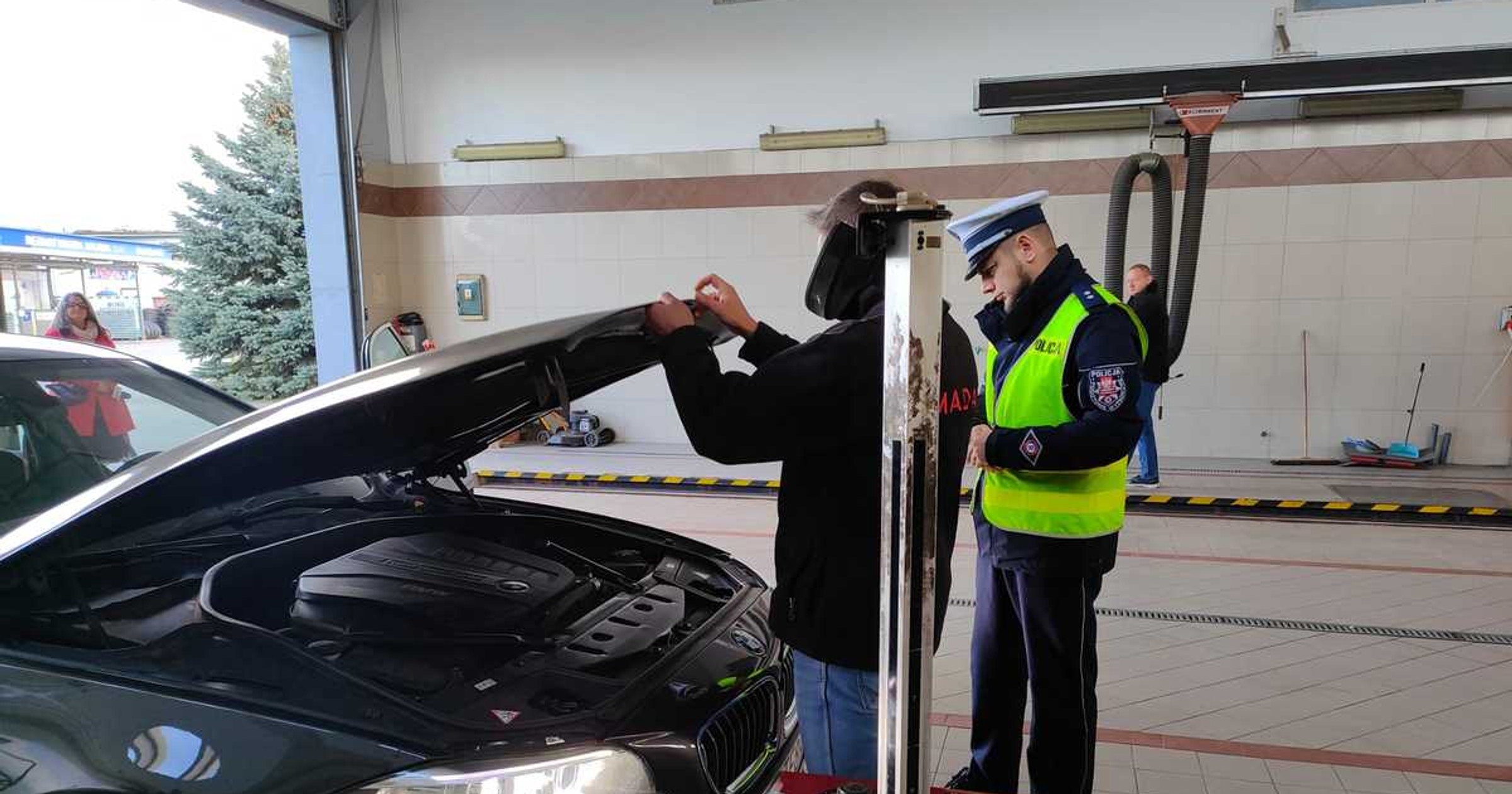 Akcja policji: kontrola oświetlenia pojazdów dla bezpieczeństwa na drodze