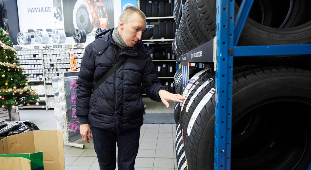 Tanie opony? Lepiej poszukaj ofert w sklepach internetowych – tam większy wybór, a przesyłka zwykle wliczona w cenę.