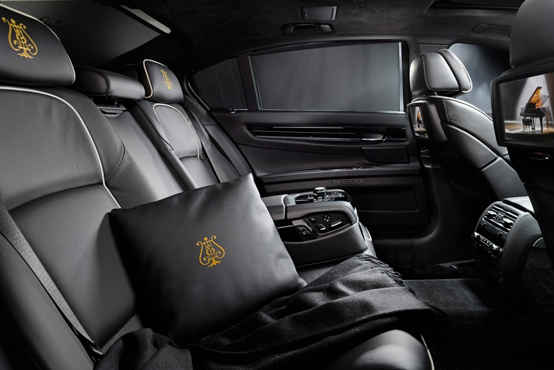 BMW serii 7 ma fortepian w bagażniku