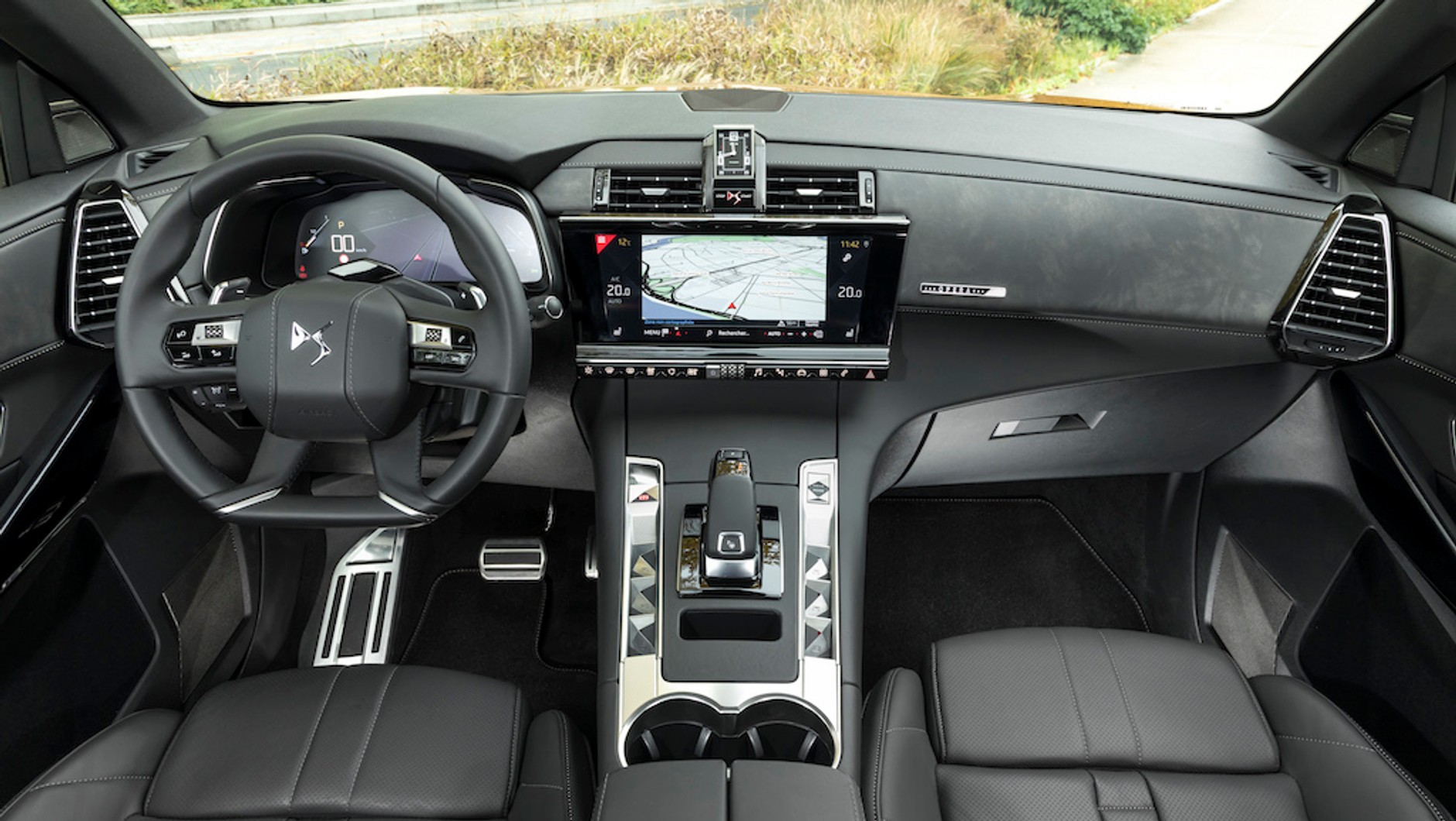 DS 7 Crossback - we wnętrzu wykorzystano rozwiązania od dostawców dla luksusowych marek