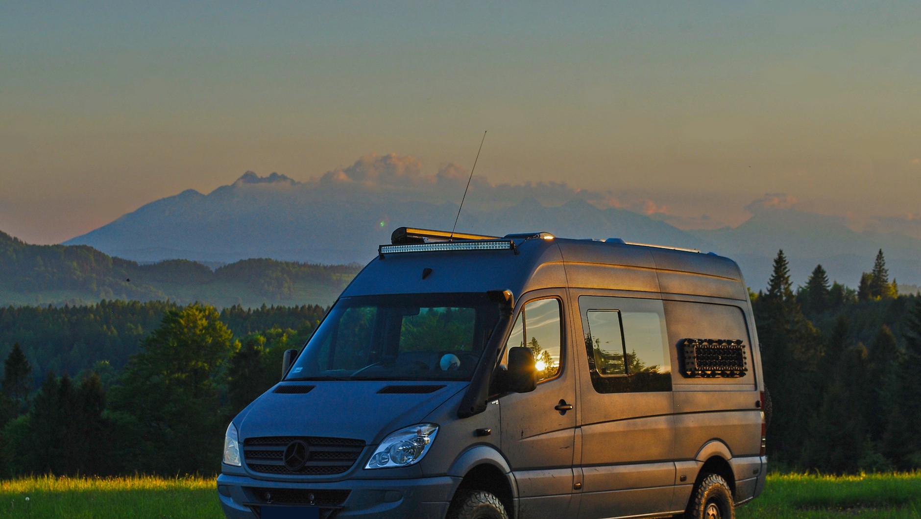 Kamper do ambitnej turystyki zbudowany przez polską firmę Adventure Van Custom Conversions na bazie używanego Mercedesa Sprintera z napędem 4x4