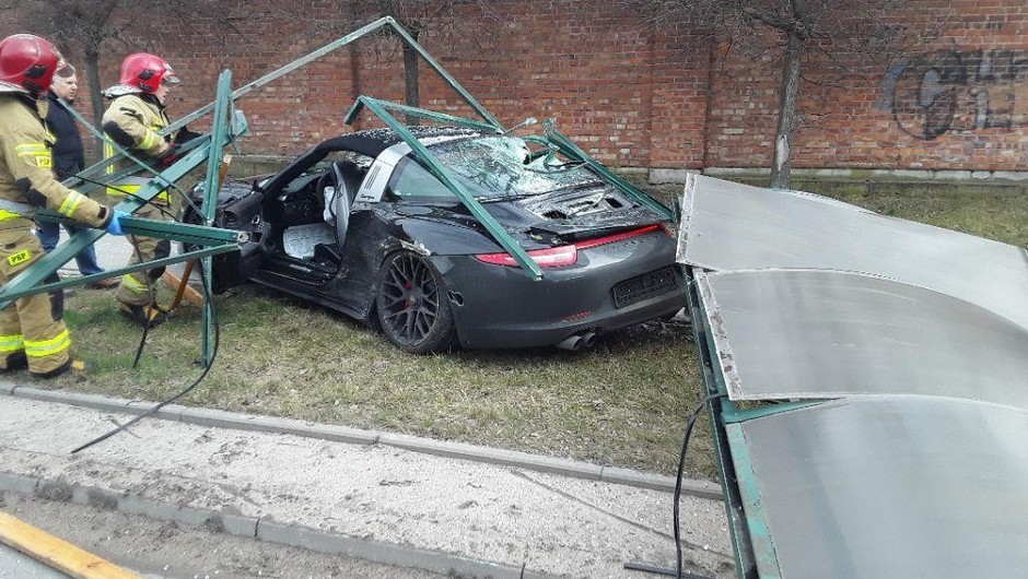 Porsche 911 skosiło wiatę przystankową w Łodzi