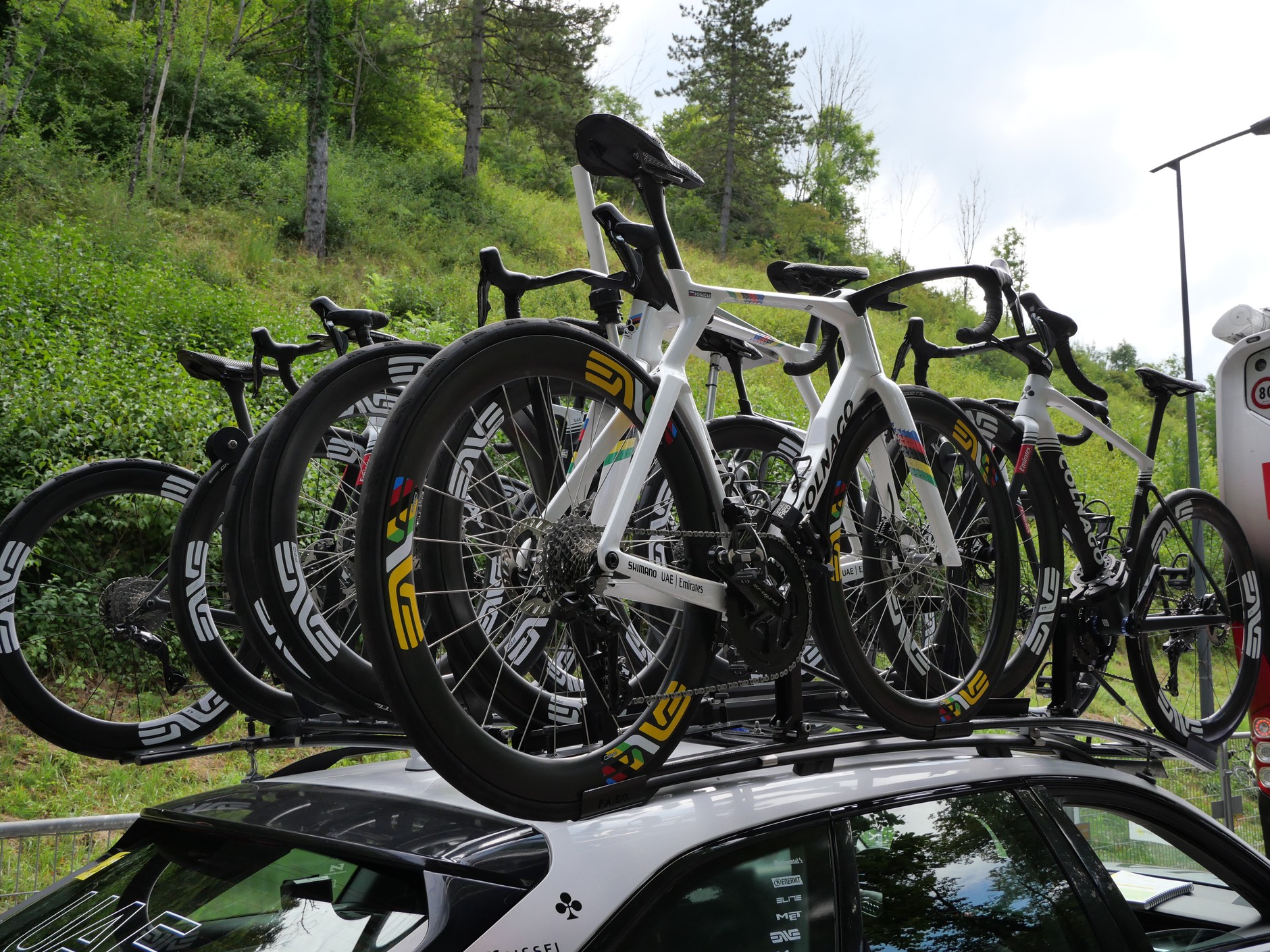 TdF – strefa zawodników i ich ekip przed startem – na zewnątrz rower najmocniejszego w tym sezonie zawodnika – jest nim Słoweniec Tadej Pogacar