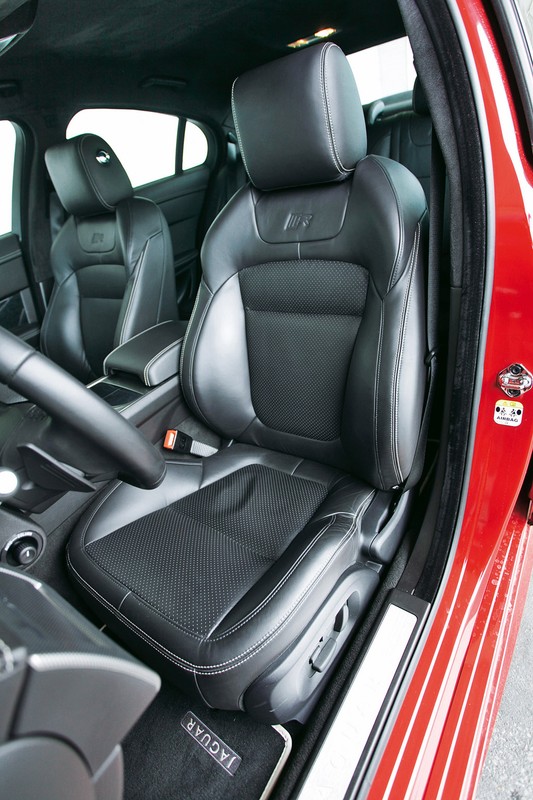 Jaguar XFR V8 Supercharged: kot pokazuje pazury