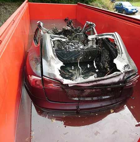 Zatopienie wraku w wodzie: to jedna z najpopularniejszych na świecie metod dogaszania aut elektrycznych. Ogień jest wstępnie tłumiony, ale później samochód w całości trafia do kadzi z wodą. Plus jest taki, że po kilku dniach pod wodą ryzyko ponownego zapłonu całkowicie znika. Minusów jest jednak wiele – przede wszystkim ta metoda wymaga znacznych sił i środków (wielka kadź, 10 tys. litrów wody, dźwig), nawet nieznacznie uszkodzone przez ogień auto nadaje się później tylko do utylizacji, zutylizować trzeba też wodę, w której pojazd był zanurzony.