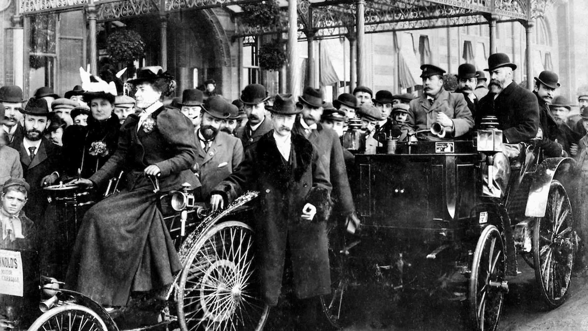 Rajd Londyn-Brighton 14 listopada 1896 r. Uczestnicy przd hotelem Metropole w Brighton