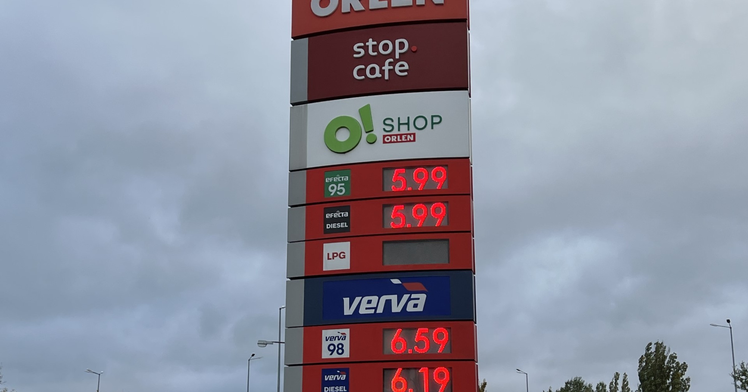 Na pylonach jeszcze 5,99 zł za litr, ale w hurcie już rośnie
