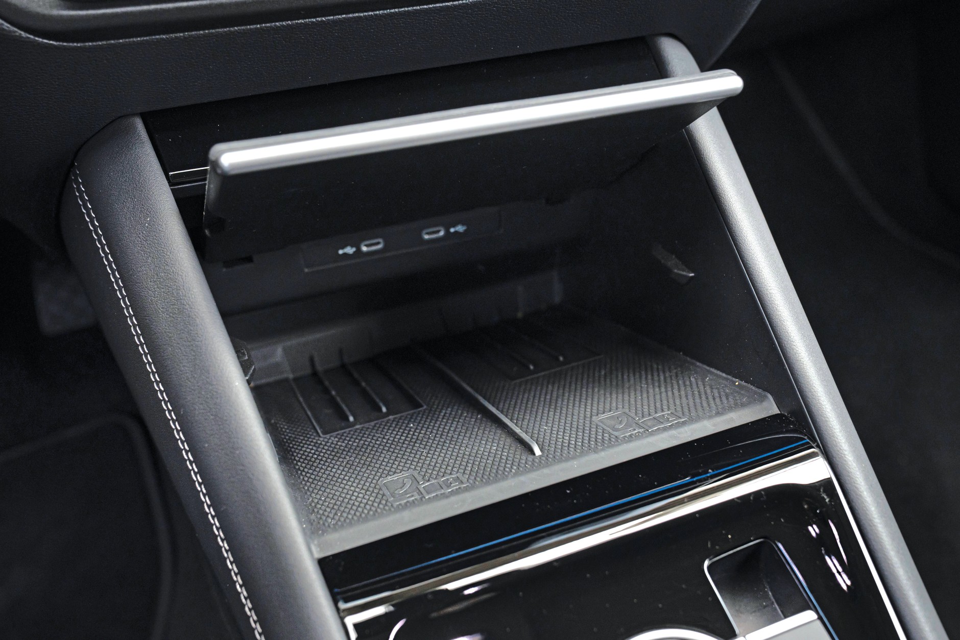 VW Tayron: praktyczna półka na telefony