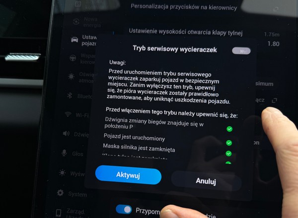 Niektóre auta mają tryb serwisowy wycieraczek. Jeśli jest, warto z niego korzystać