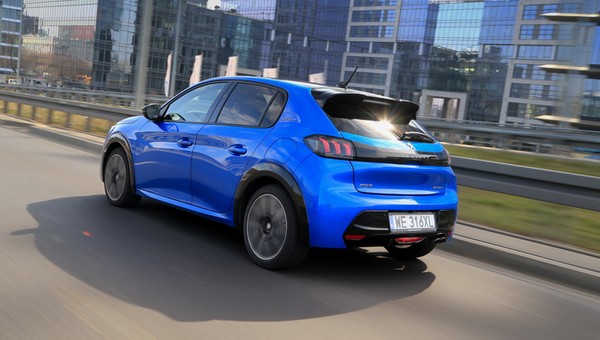 Nowy Peugeot 208 do serwisu – ryzyko wypadku