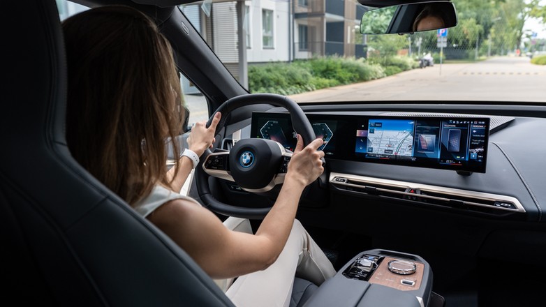 Samochód z elektrycznym wspomaganiem kierownicy. Zdjęcie ilustracyjne