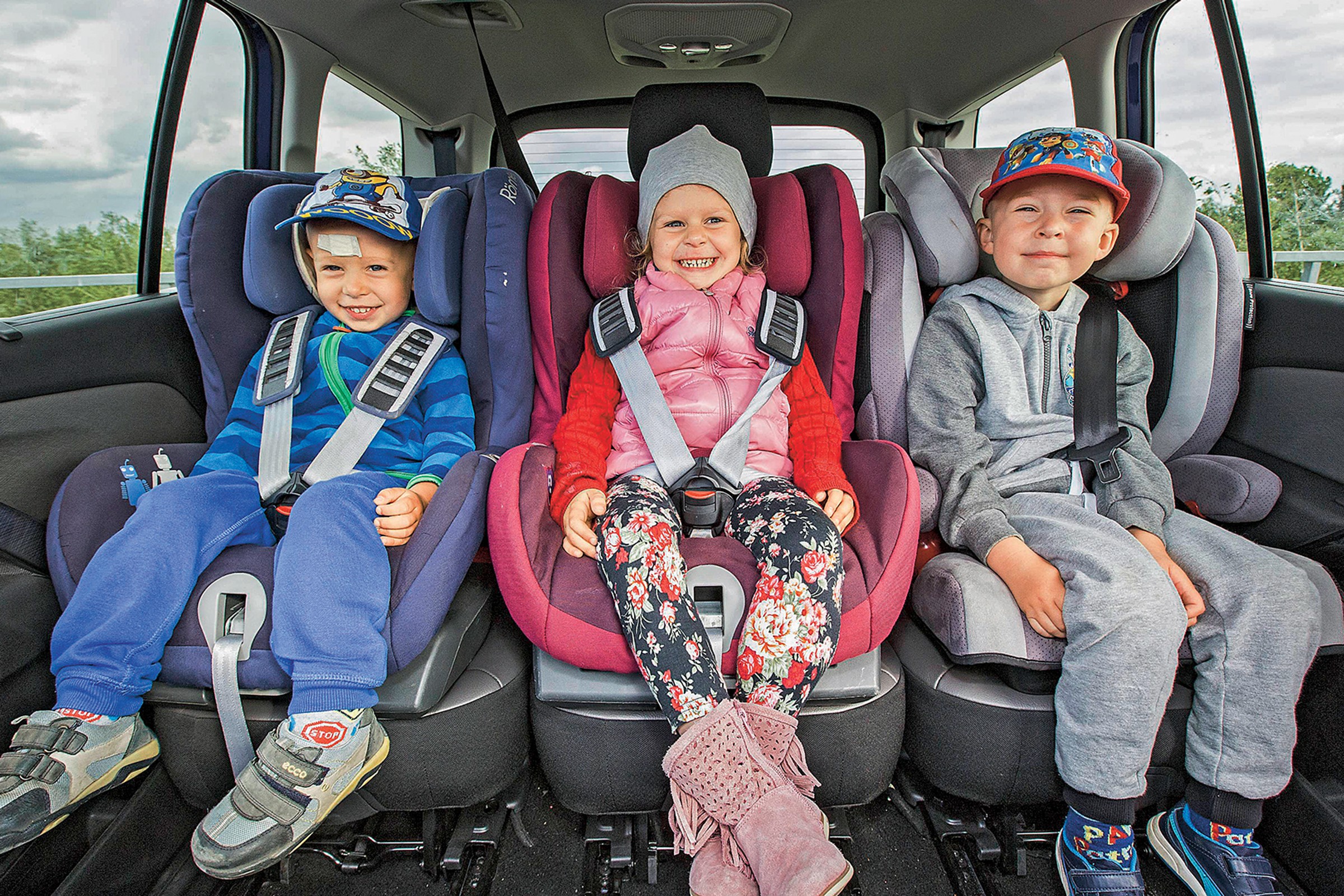 Kiedy dziecko może jeździć z produ w samochodzie. Wyjaśniamy