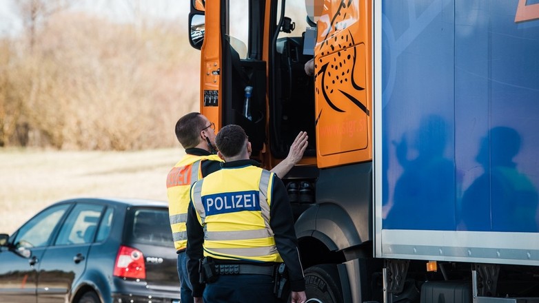 Kontrola ciężarówki przez niemiecką policję. Zdjęcie ilustracyjne
