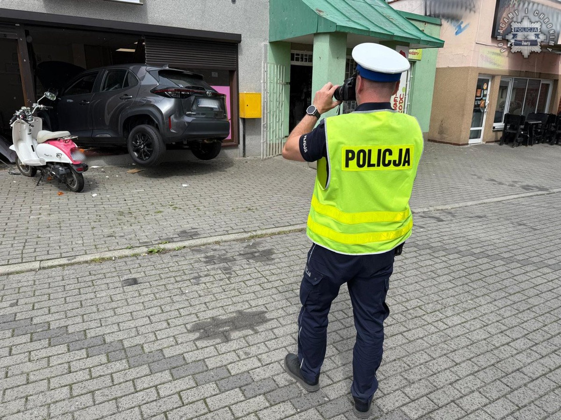 73-latek wjechał autem do salonu kosmetycznego w Żorach. Przez witrynę