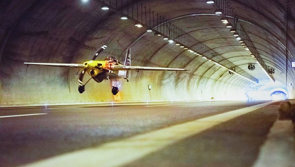 Przeleciał samolotem przez tunel na autostradzie [Nagranie]