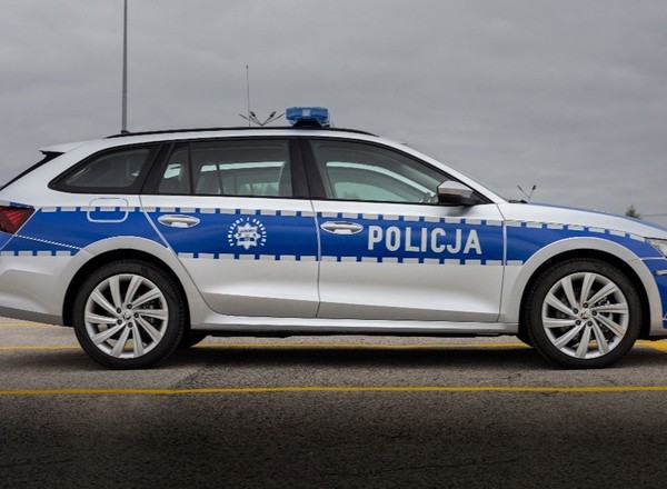 Nowe, hybrydowe Skody Octavie w barwach policji już na drogach