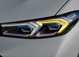 BMW przypomina, że ich samochody mają kierunkowskazy. Należy ich używać