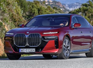 Nowe BMW serii 7 szokuje wyglądem, ma diesla pod maską i wielki telewizor w kabinie