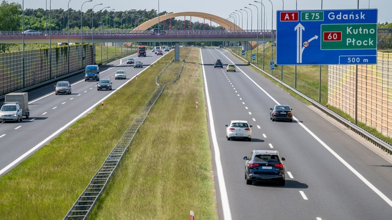 Wyprzedzanie na autostradzie prawym pasem. Przepisy są w tej kwestii jasne