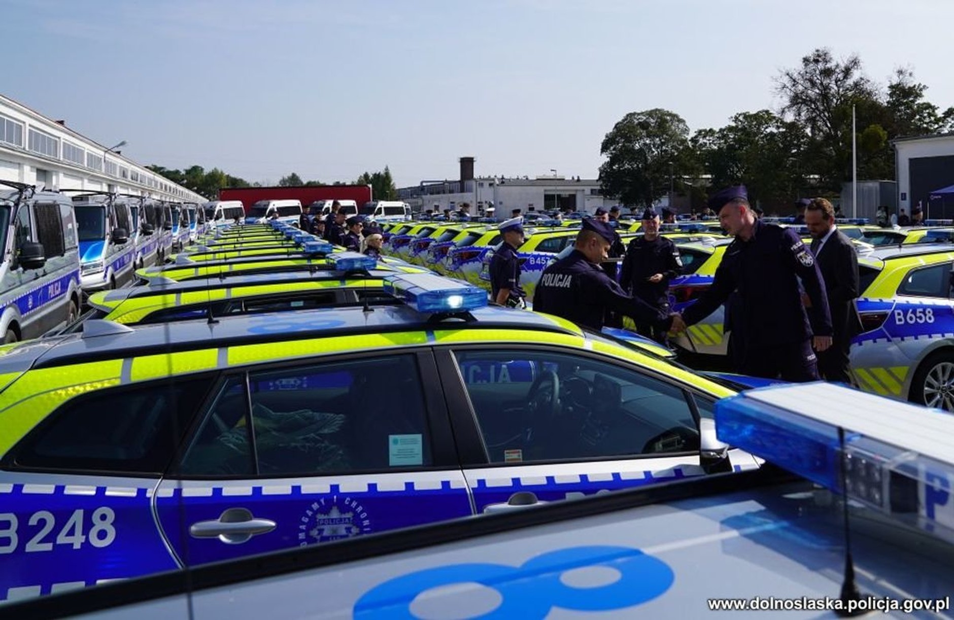 Policja była na dużych zakupach. 36 nowych radiowozów