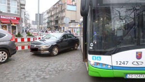 Samochód blokował autobus miejski. Strażnicy nie mieli litości dla kierowcy