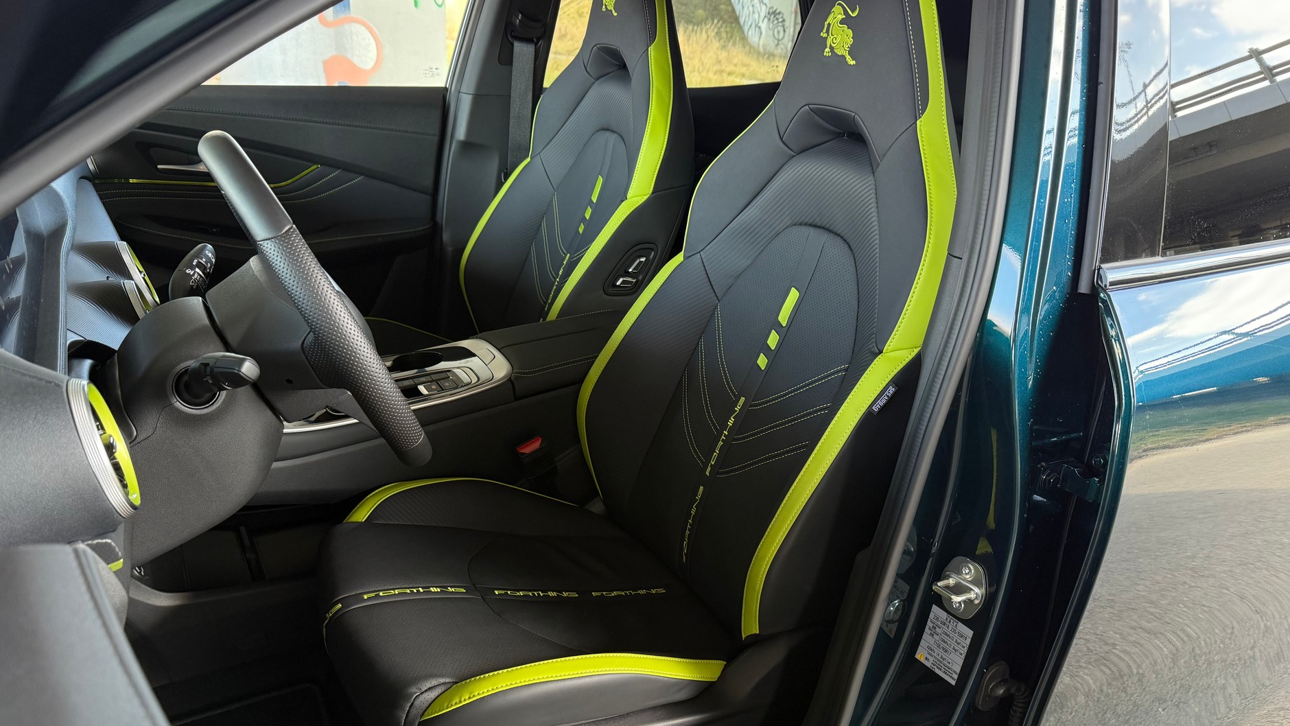 Ten egzemplarz Forthinga T-Five ma specyficzną kolorystykę, kolejne egzemplarze mają być bardziej stonowane