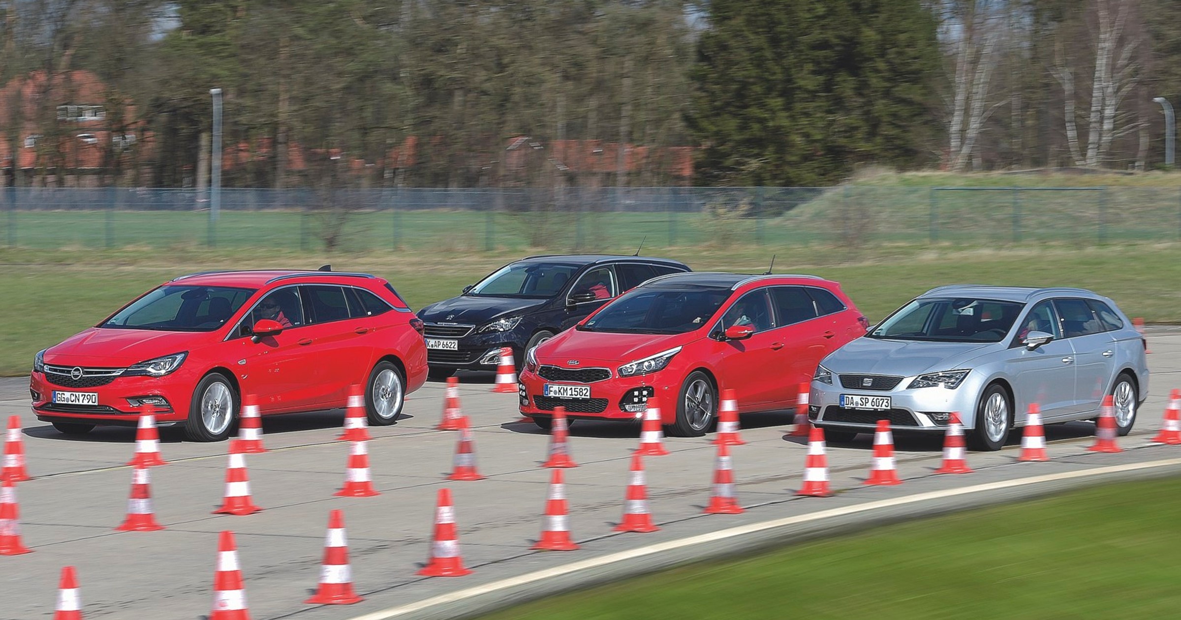 Uwodziciele rodzin - Kia cee'd SW, Opel Astra Sports Tourer, Peugeot 308 SW i Seat Leon ST
