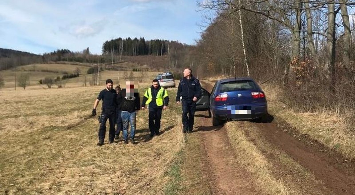 Potrącili policjanta. Przez okno leciały kolce do przebijania opon