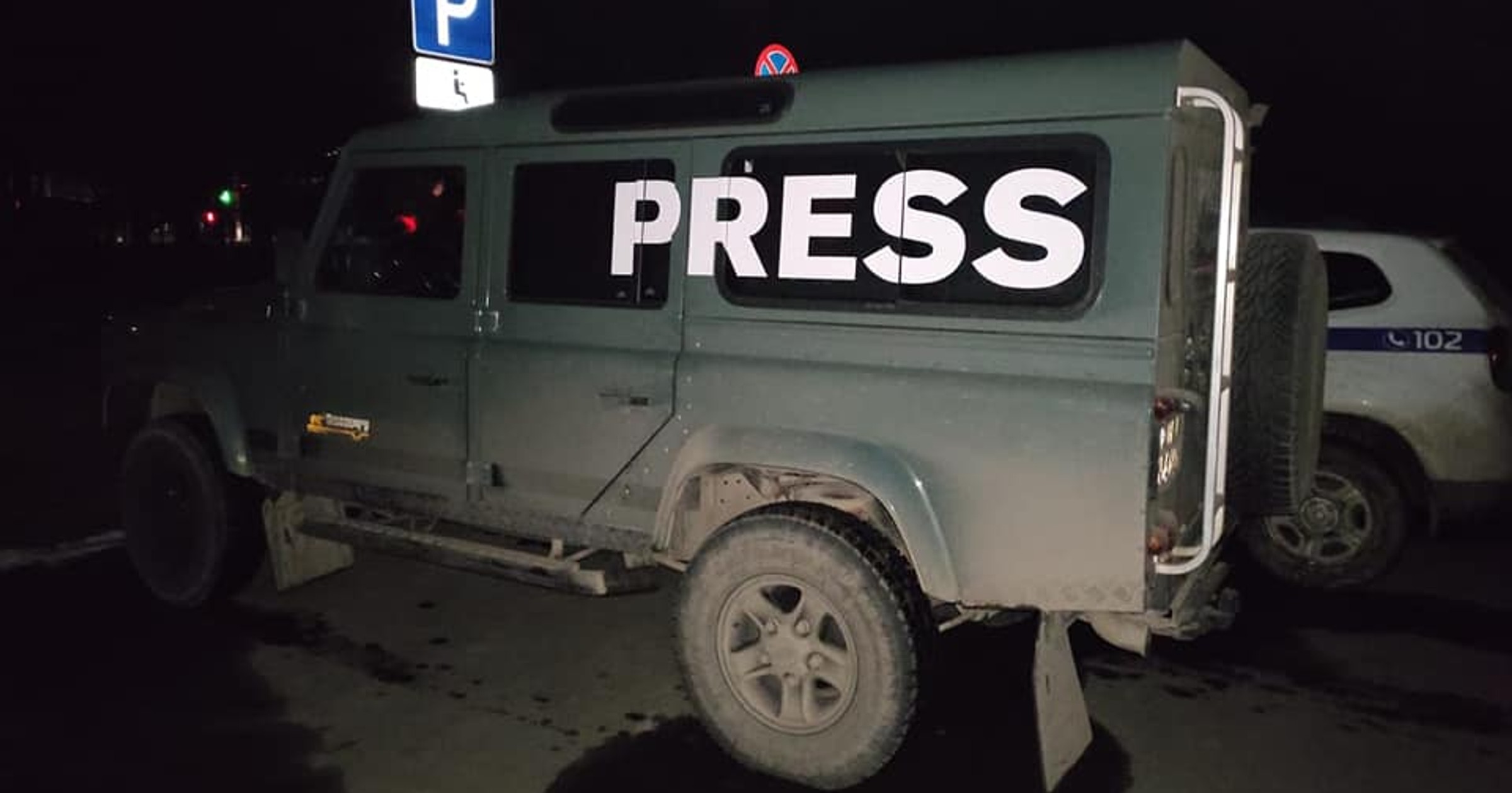 Ostrzelane auto szwajcarskiego dziennikarza