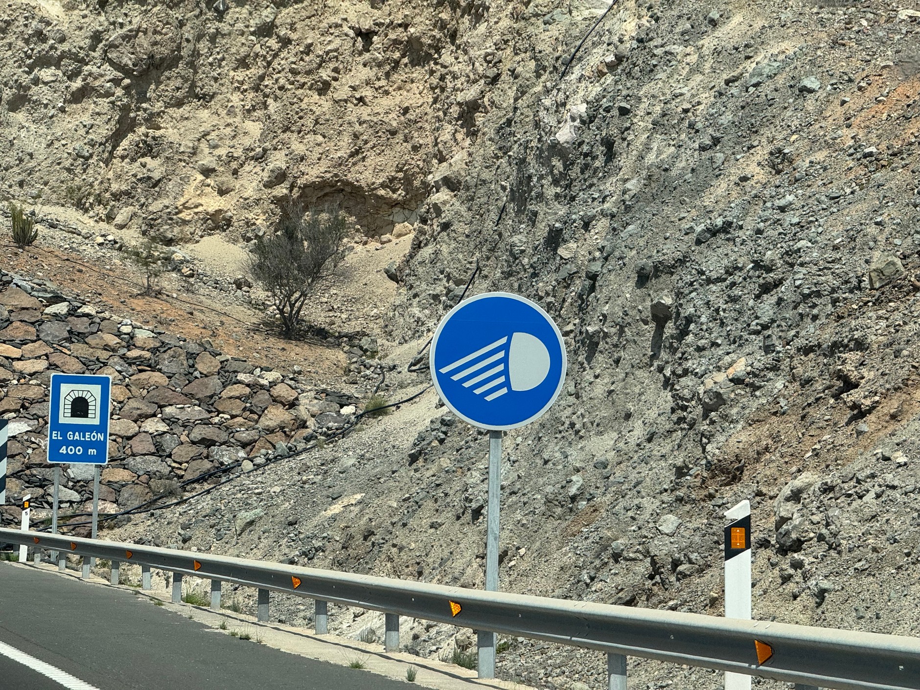 Znak R-413 w Hiszpanii nakazuje włączenie świateł mijania