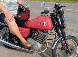Policjanci zatrzymali motocyklistę. Jechał bez kasku, a to, do czego go używał, wprawiło ich w osłupienie