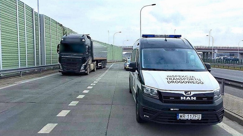 Inspektorzy ITD zatrzymali ciężarówkę z przełożonymi tablicami
