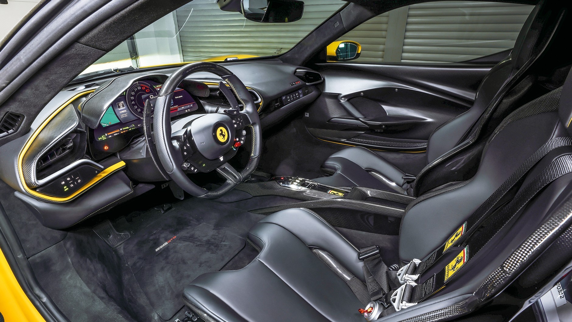 Kokpit Ferrari 296 GTB jest zorientowany na kierowcę, a obsługa – nieskomplikowana. Słabe podparcie boczne opcjonalnych foteli karbonowych