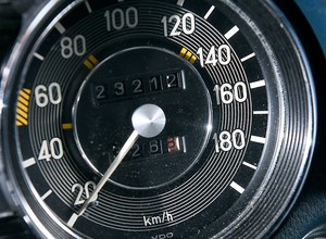 Autobahn i Mercedes 280 E W114 - czy klasyk osiągnie 200 km/h?