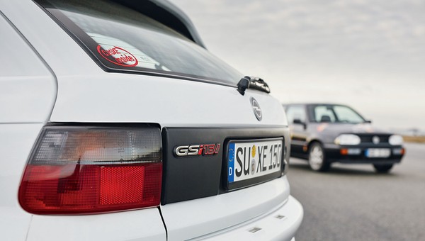 Golf VR6 kontra Astra GSI - komu bardziej należy się tytuł klasyka?