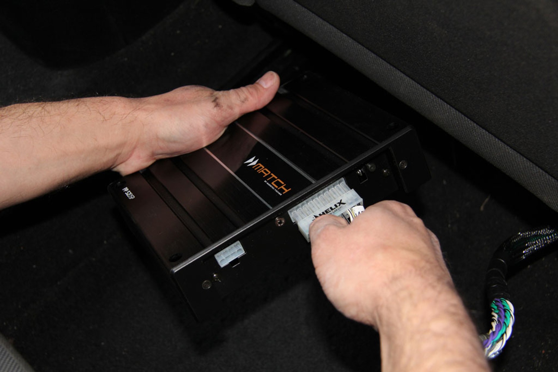 Jak zamontować wzmacniacz do fabrycznego radioodtwarzacza?