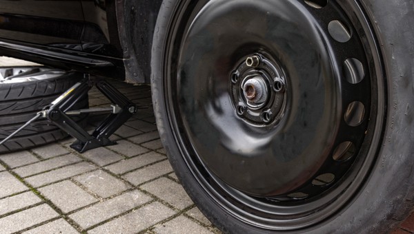 Raport Inspekcji Handlowej: siedem na 10 podnośników samochodowych z wadami