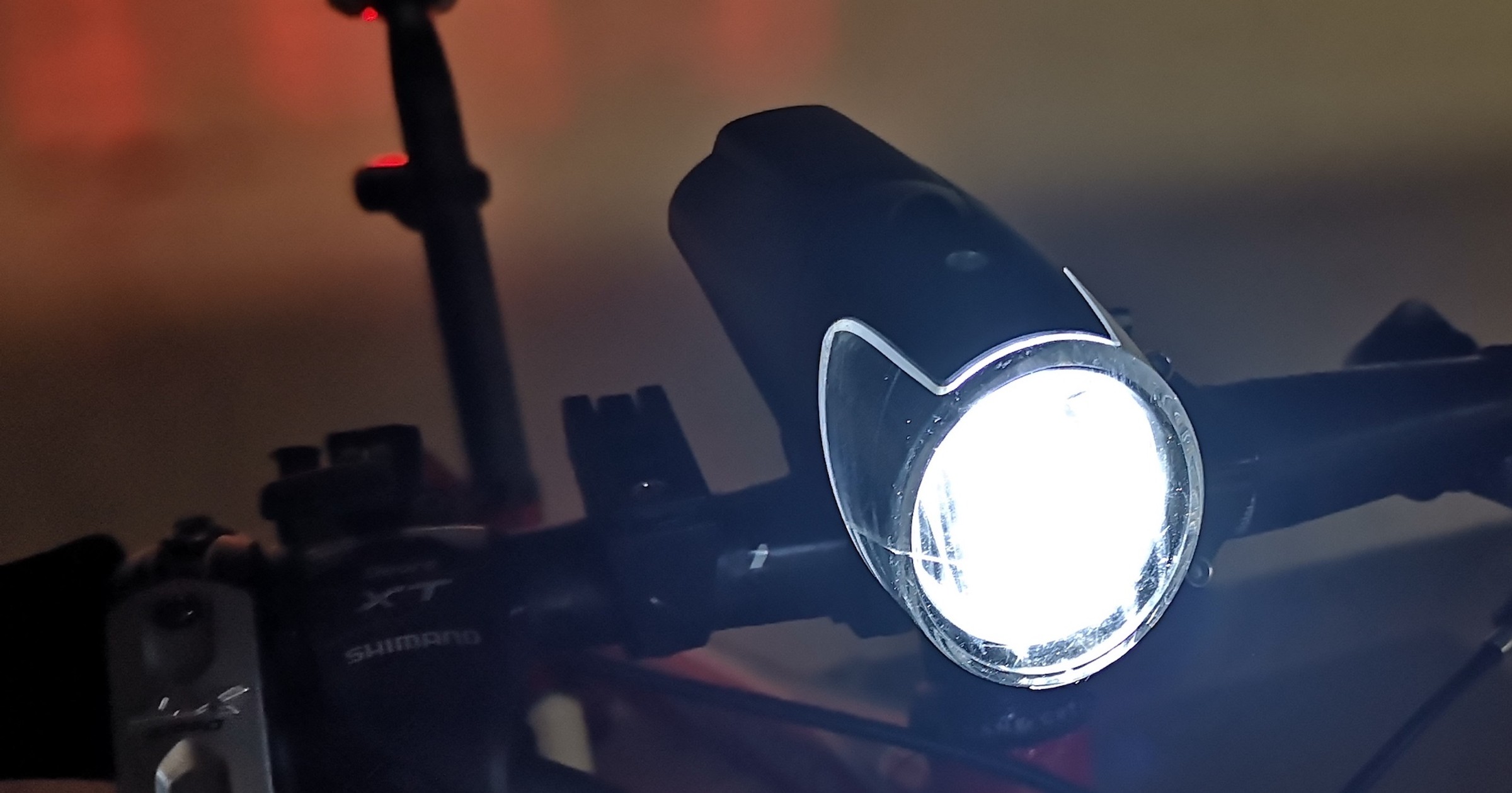 Oświetlenie rowerowe to już nie tylko światła pozycyjne – jedna lampka daje tyle światła, że pozwala na szybką jazdę w nocy przez las  
