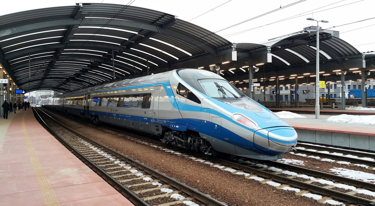 Lepiej autem niż pociągiem PKP. Kolej przegrywa z autostradami