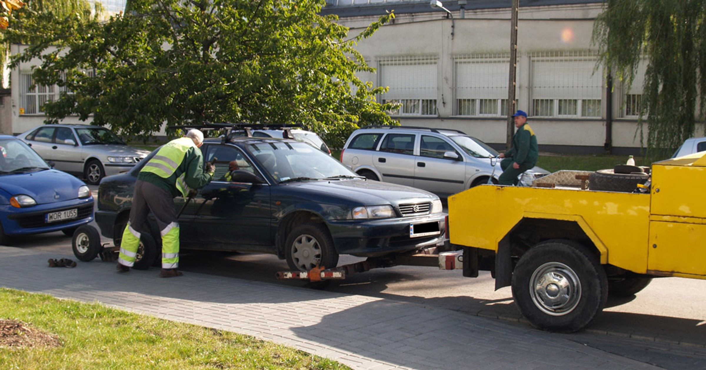 Kiedy policja i straż miejska mogą odholować auto