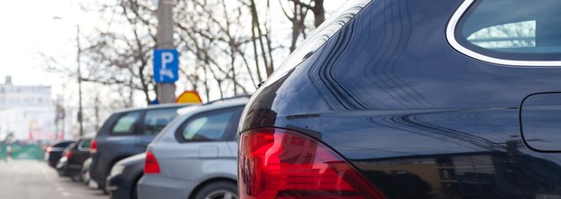 Nocowanie w samochodzie na parkingu. Sprawdź, gdzie jest to legalne