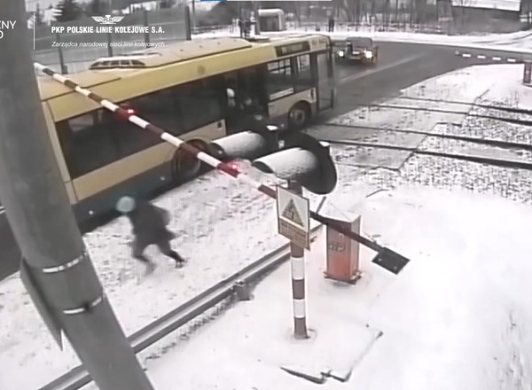 Kierowca stanął na środku przejazdu kolejowego. Przerażeni pasażerowie wybiegli z autobusu [WIDEO]