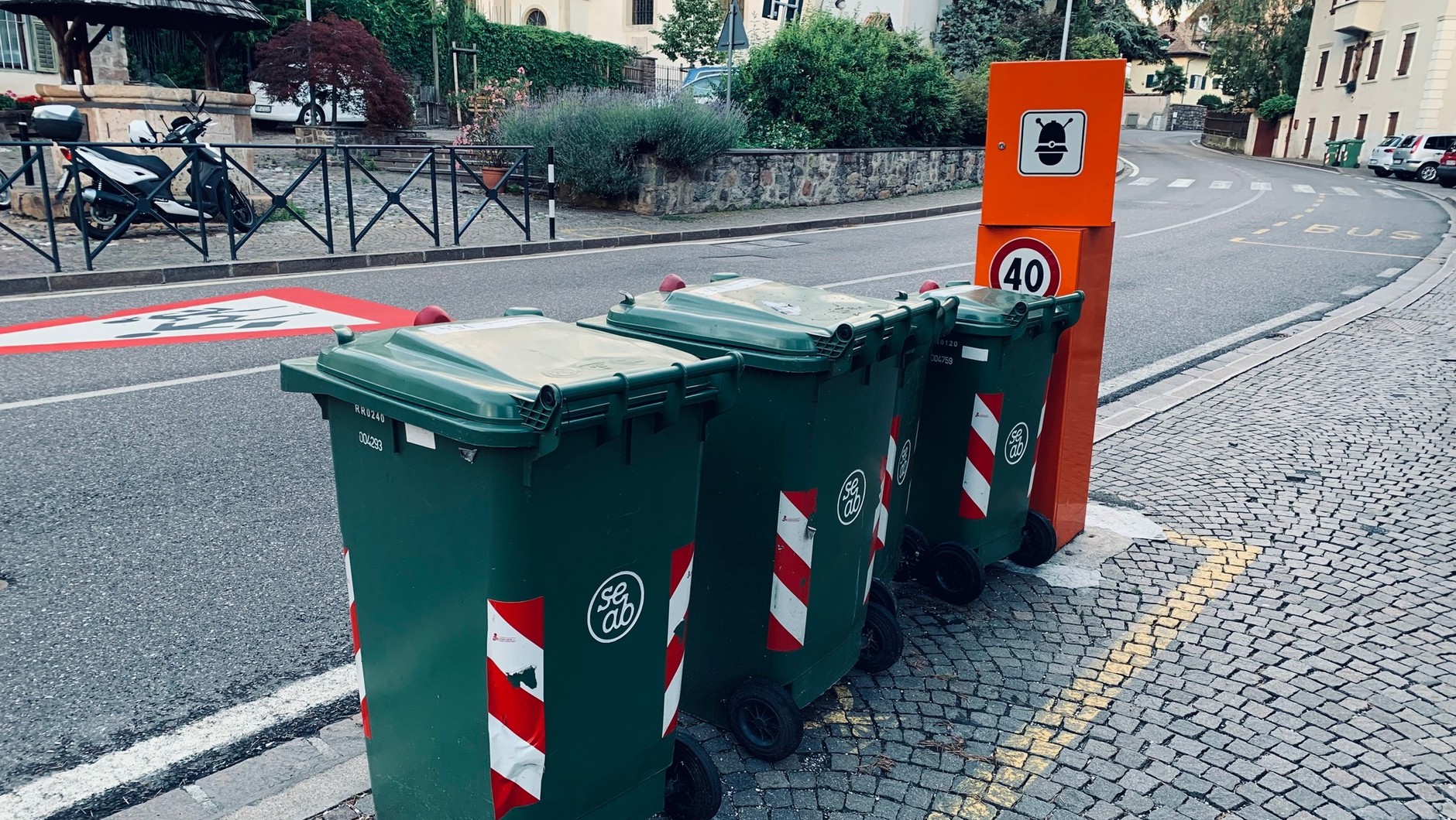 Fotoradar stojący przy śmietniku w Bolzano