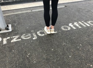 Całkowity zakaz używania telefonów na przejściach? Odpowiedź Ministerstwa Infrastruktury
