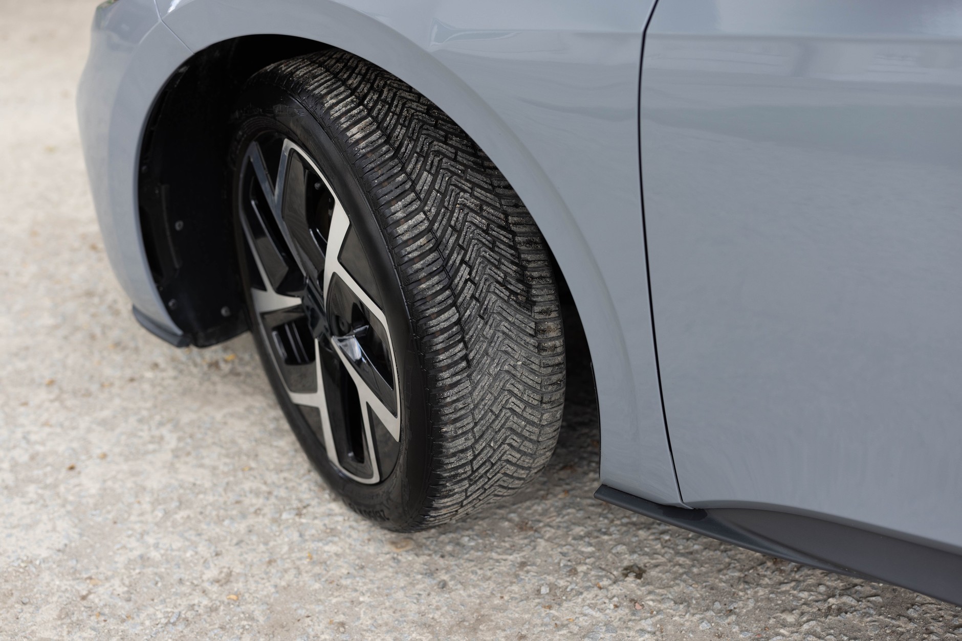 Najlepiej mieć wszystkie opony w podobnym stanie. Jeśli dwie są lepsze, a dwie gorsze, to te lepsze powinny znaleźć się na tyle